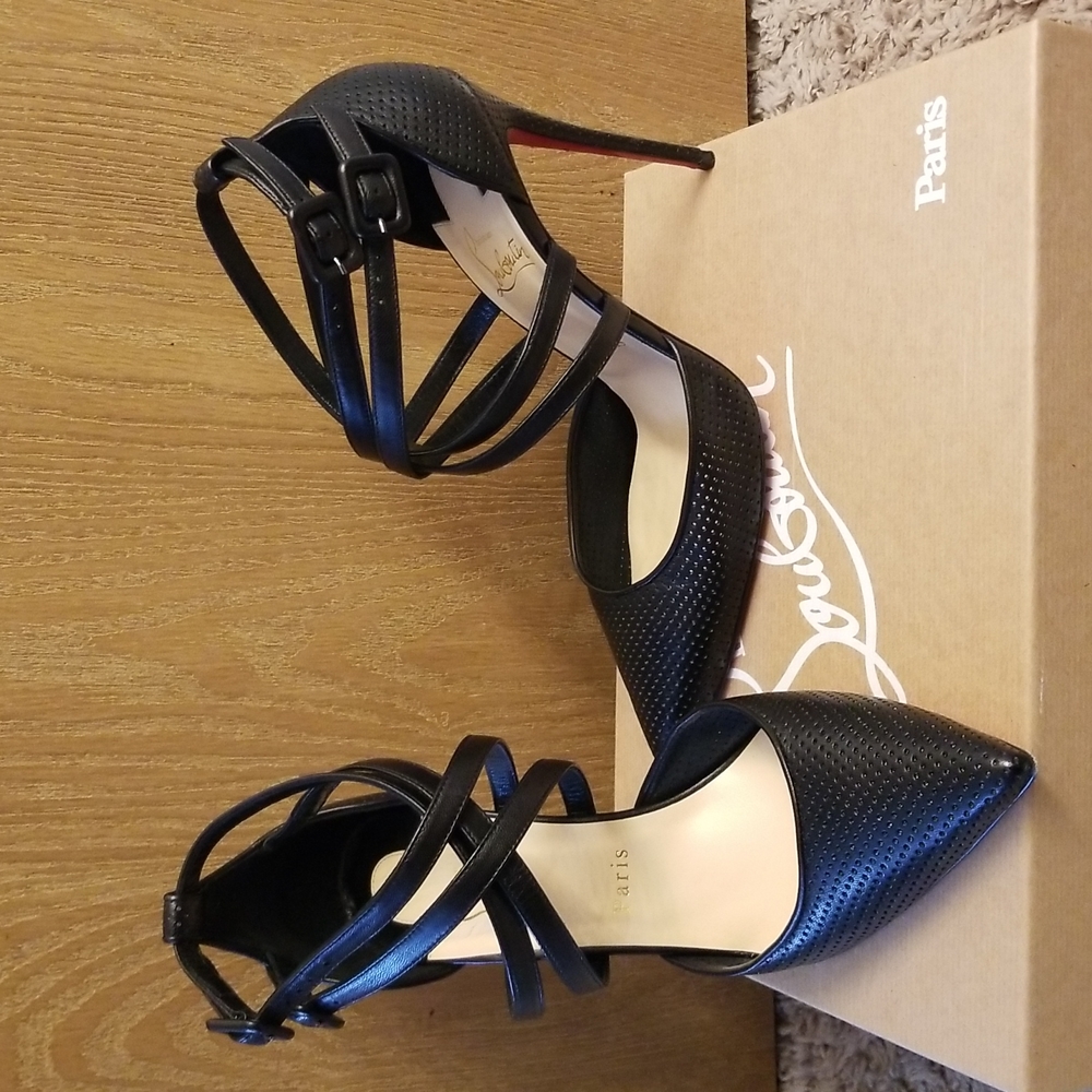 🔥Christian Louboutin authentic black  perforated leather heels 🔥👠